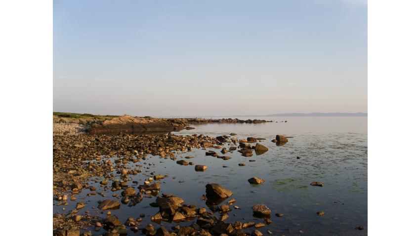 Nedanför Solsidan stenskravelstrand 
